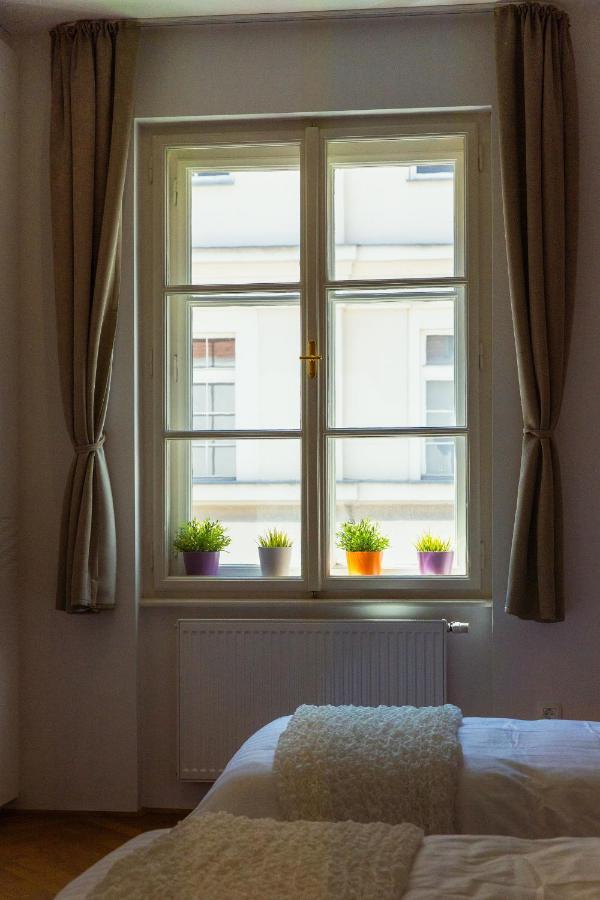 Top Location City Centre Condo In Historic Building With Free Garage Parking Ljubljana Exterior photo